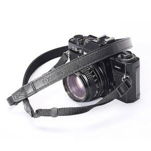 캐논호환 니콘 라이카호환 후지 소니호환 올림푸스 등과 호환되는 CANPIS CP008 가죽 카메라 어깨 넥 스트랩. 블랙 컬러 길이 조절 가능 슬림하고 편안한 패드 포함