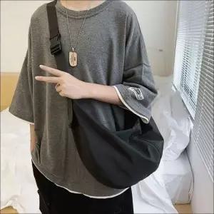 [하프클럽/]크로스백 메신저백 2컬러 반달 모양 가방 남녀공용
