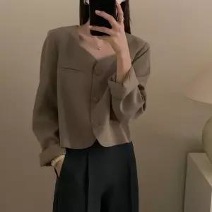 손오반 여성용 가을 캐주얼 빈티지 정장자켓 세련된 데일리룩 슬림핏 포켓 솔리드 코트 정장 넥 긴팔 KUK3