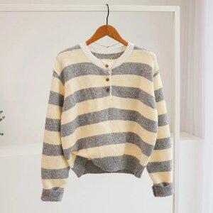 [잇수다] 시에른 스트라이프 배색 버튼 라운드 울 니트