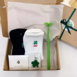 아트박스/피오리 네잎클로버 행운 굿럭 선물세트 양말 키링 볼펜 카드