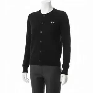 꼼데가르송 블랙 하트 와펜 울 니트 가디건 AZ-N023-051-1