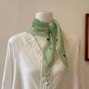 [애슬릿] 삼각 스카프 여성 봄 간절기 꽃 자수 미니 쁘띠 목