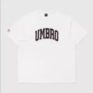 엄브로 트렌드 레터링 오버핏 반팔 티셔츠 /  WHITE UR121CRS11