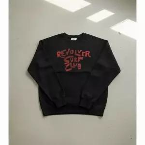 와일드동키 26SS 리볼버 라글란 크루넥 스웨트셔츠 블랙 맨투맨