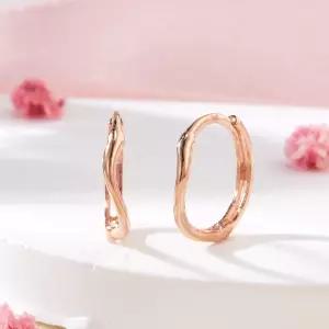 18K 볼륨 물결 웨이브 원터치 링귀걸이 한쌍 MNE42443