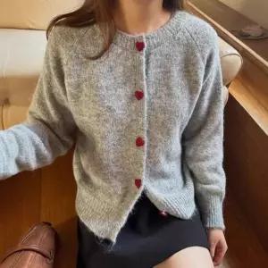 여성 하트 단추 라운드 넥 겨울 니트 가디건 그레이 여자 사무실 기본 가을 간절기 예쁜