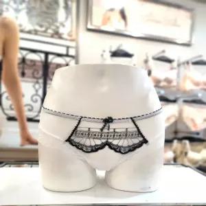 [에블린] 에블린 프리미엄 프렌치아뜰리에 헴팬티 EBWQE4810D