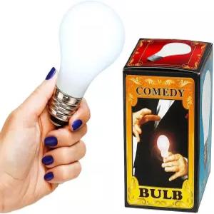 마일스 매직 마술사의 코미디 램프가 손에 빛나고 마그네틱 링 라이트로 모델 기믹을 터치하여 클로즈업