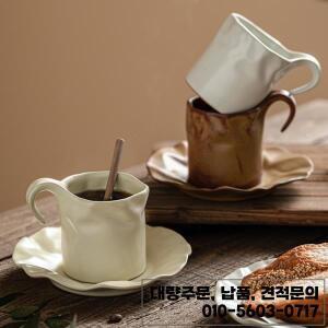 빈티지 주름 커피잔 세트(접시 포함)/영국 스타일 우아한 머그잔/가정용 우유잔(스푼 150ml