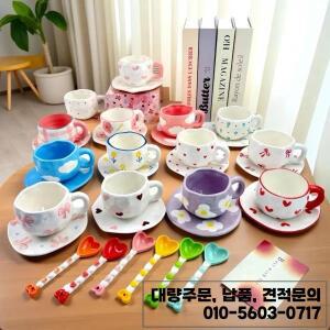 손으로 그린 꽃무늬 푸른 하늘 구름 세라믹 커피 머그컵 축제 선물용 소녀 물감 차 우유