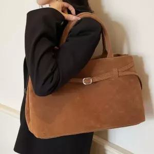 /신상오픈런 여성 스웨이드 토트백 가로형 벨트 수납 가방