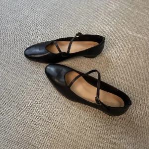 쉬헐크 여성 여친 신발 힐펌프스 스트랩힐 양가죽 미니멀 라운드 플랫 끈 메리제인 슈즈 슬림핏 KKE5