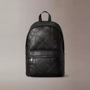 [백화점 정품] 캘빈클라인 진 남성 라지 엠보스드 엠블럼 슬림 스퀘어 백팩 4D3328G-UB1