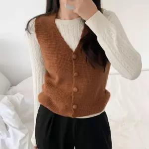 여성 브이넥 버튼 니트베스트 레이어드 데일리룩