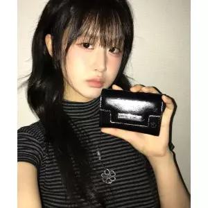 OURSAYSOUR SQUARE FLOWER CARD WALLET IN BLACK 2066104