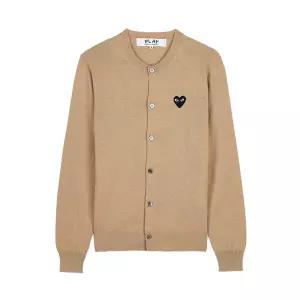 (꼼데가르송) FW25 공용 블랙하트 와펜 가디건 AX N023 051 BEIGE
