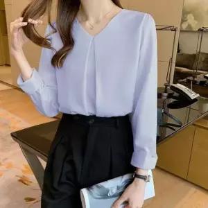 [옷은날개] 깔끔 라인 새틴 절개 데일리 블라우스 블루그레이