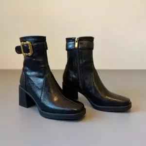 여사친 블랙 오피스룩 워커힐 스틸레토 통굽 앵클부츠 힐 워커 스퀘어부츠 OP5