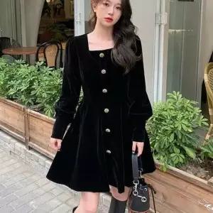 스퀘어넥 프론트 버튼 장식 벨벳 플레어 원피스