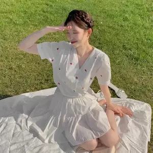  핫핑 크링 v넥자수 퍼프블라우스