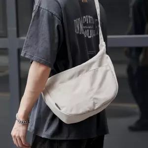 [맨백 반달] 가벼운 여행용 크로스백 데일리 미니 체스트 가슴 가방 MOY561D