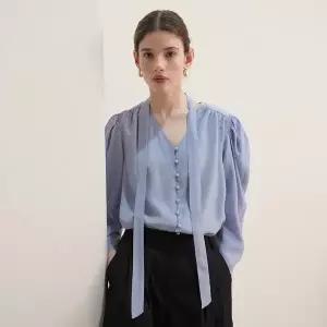 [온앤온](광주신세계)[정채연 착용] 퍼프 슬리브 타이 블라우스 NEW5XB285