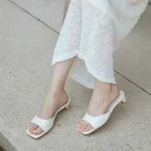 SOVO 소아르 소가죽 스퀘어 뮬슬리퍼 4cm