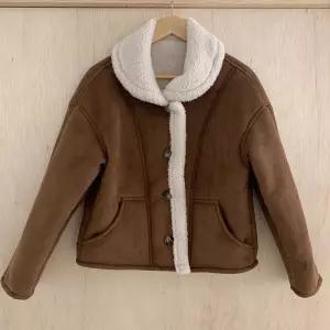 [옷자락]여성 뽀글이 양털 카라넥 버튼 무스탕 절개 브라운 자켓