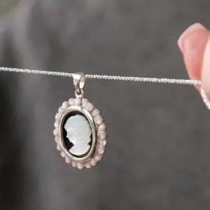[제이로렌]바이데이지 피치문스톤 카메오 펜던트 실버 목걸이 Bn0606