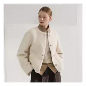 리오벨 쥬얼 단추 부클 자켓