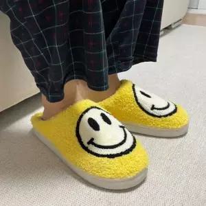 P1 여성용 스마일 뽀글이 슬리퍼 옐로우 스마일슬리퍼 거실실내화 털슬리퍼 겨울슬리퍼