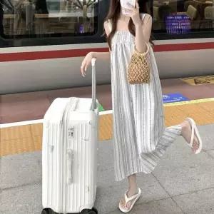 ONM 세로 스트라이프 패턴 스모크밴딩 디테일 나시 원피스