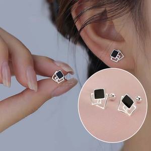 블랙스퀘어 포인트 피어싱 실버 컬러 특별한 데이트룩