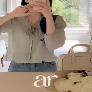 울함유 (여리핏/청순무드) 리퓨아 핀턱 프릴 레이스 리본 페플럼 블라우스 bs8172