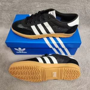 아디다스 티슈테니스 스니커즈 운동화 IH7996