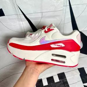 [Nike 국내매장판] 나이키 에어맥스 90 LV8 화이트 레드 빨강 여성 키높이 운동화 HF5073-133