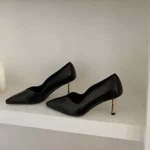 [하프클럽/]유니크 곡선 절개라인 골드 힐 포인트 펌프스 구두