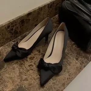 [하프클럽/]새틴 소재 꼬임 리본장식 포인트 올블랙 펌프스힐