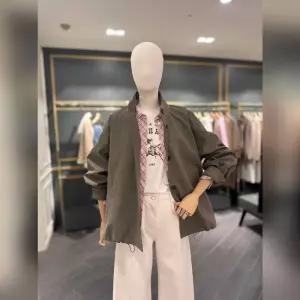 시슬리 SISLEY 싱글 버튼 루즈핏 하프 트렌치 코트 SACT70611 488051