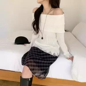 여성 셔링 데미지 슬림핏 오프숄더 니트