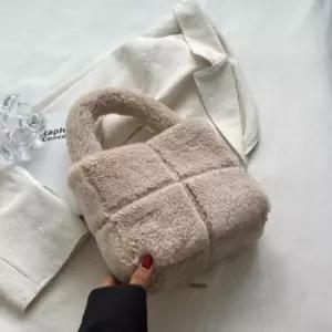 /신상오픈런 여성 독특한 뽀글이 퀼팅 스퀘어 미니 토트백