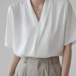 [하프클럽/셀러허브_여성트랜드패션]랩스타일 쉬폰 반팔 블라우스 세련된