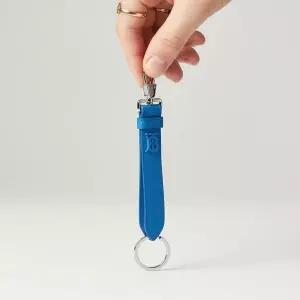 [버버리] 모노그램 모티프 그레이니 레더 키링 비비드 블루 154321804