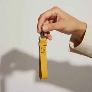 [버버리] 모노그램 모티프 그레이니 레더 키링 메리골드 8065996 154321788