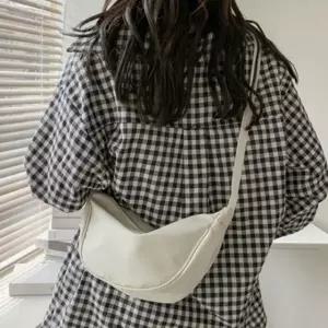 여행용 미니 크로스백 숄더백 메신저백 여성 반달 가방