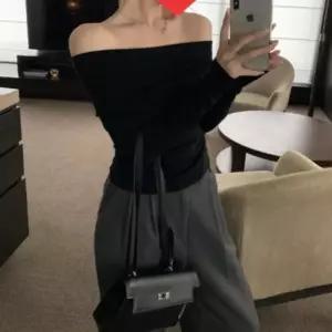 [옷자락]여성용 부드러운 쫀쫀핏 오프숄더 긴팔 니트 탑