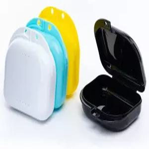 통풍구가 있는 BOOMIBO 리테이너 케이스 4개의 틀니 내구성이 뛰어나고 블랙 화이트 옐로우 블루용 마우스