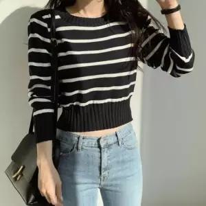 [옷은날개] 2컬러 스트라이프 기본템 봄 단가라 크롭 니트티