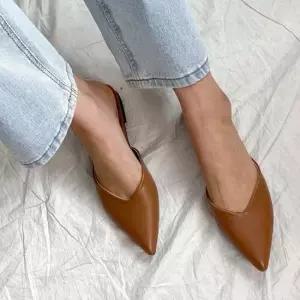 인기상품 뾰족코 브이넥 가죽 뮬슬리퍼 발편한 데일리 플랫 [W63EF11_260331]